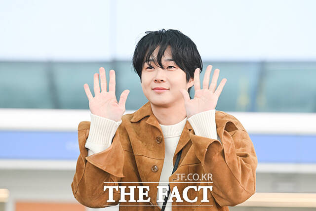 배우 최우식이 19일 오전 해외 일정 참석차 인천 중구 인천국제공항을 통해 파리로 출국하며 포즈를 취하고 있다. /인천국제공항=서예원 기자