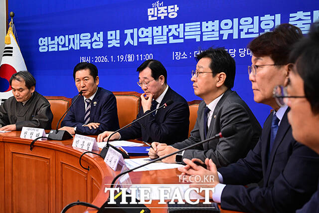 정청래 더불어민주당 대표(왼쪽)가 19일 오전 서울 여의도 국회에서 열린 영남인재육성 및 지역발전특별위원회 출범식에서 민홍철 영남인재육성 및 지역발전특별위원회 위원장에게 임명장을 전달하고 있다. /국회=남윤호 기자