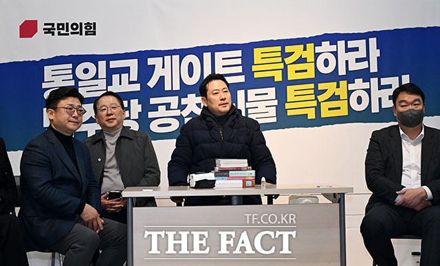 장동혁 국민의힘 대표(가운데)가 단식 5일째에 돌입한 19일 