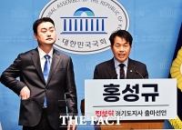  홍성규 대변인 소개하는 윤종오 진보당 원내대표 [포토]