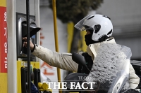  주유기 조작하는 운전자 [포토]