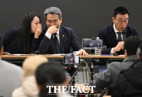  '대화 나누는 윤석열 측 변호인단' [포토]