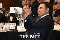  박수치는 윤홍근 제네시스BBQ그룹 회장 [포토]