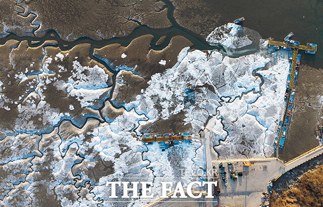 절기상 대한(大寒)인 20일 오전 인천 강화군 동막해변이 얼어 있다. /강화=박헌우 기자