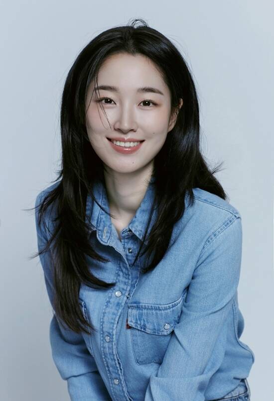 배우 원지안이 최근 서울 종로구 한 카페에서 <더팩트>와 만나 디즈니+ 오리지널 시리즈 메이드 인 코리아와 관련된 이야기를 나눴다. /흰엔터테인먼트