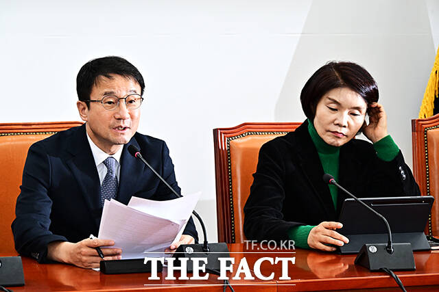 한병도 더불어민주당 원내대표(가운데)가 20일 오전 서울 여의도 국회에서 열린 원내대책회의에 참석해 모두발언을 하고 있다. /국회=배정한 기자