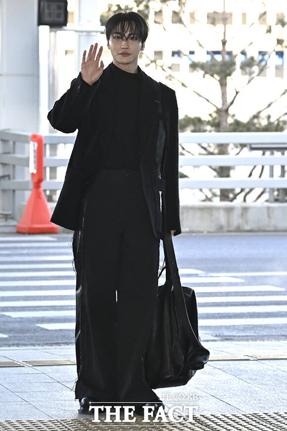 팬들에게 화답하는 성화.