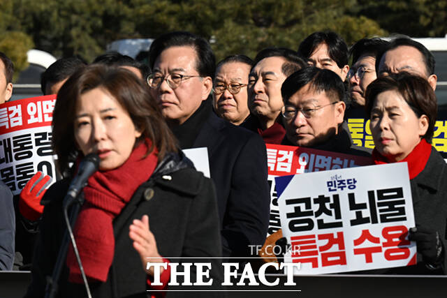 20일 서울 종로구 청와대사랑채 분수대 앞에서 국민의힘의 통일교 게이트·더불어민주당 공천뇌물 특검 촉구 규탄대회가 열린 가운데, 발언하는 나경원 의원 뒤로 송언석 원내대표와 의원들의 모습이 보이고 있다. /이새롬 기자