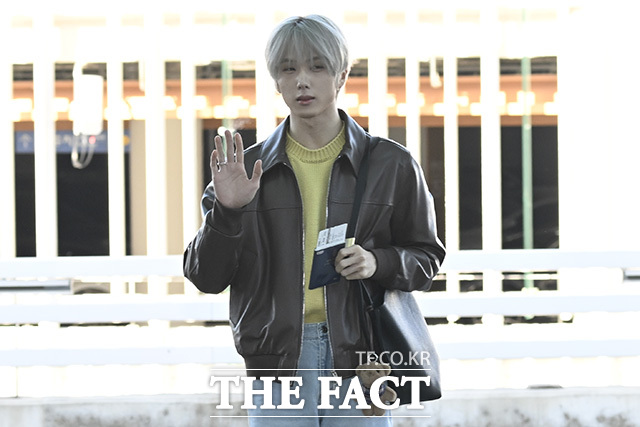 케이팝 그룹 엔시티 드림(NCT DREAM) 멤버 지성이 프랑스 파리에서 열리는 시스템(SYSTEM)의 2026 FW 파리 프레젠테이션에 참석하기 위해 20일 오전 인천국제공항을 찾은 가운데 취재진 앞에서 포즈를 취하고 있다. /인천국제공항=송호영 기자