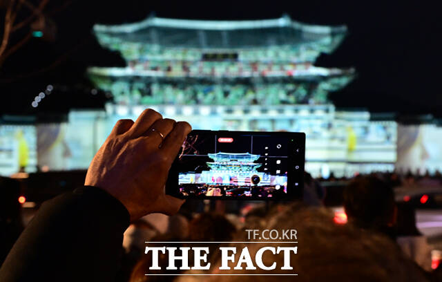 서울 도심에서 24일간 개최된 겨울 축제 2025 서울윈터페스타가 막을 내린 가운데 지난해보다 2배 이상의 관람객이 방문한 것으로 나타났다. 사진은 서울윈터페스타 개막 당일 서울 광화문을 배경으로 미디어파사드 서울라이트가 펼쳐진 모습. /이새롬 기자