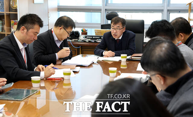 20일 도청에서 열린 행정통합 특별법 특례 원안 반영 TF 2차 회의에서 전형식 충남도 정무부지사(왼쪽에서 세 번째)가 회의를 주재하고 있다. /충남도