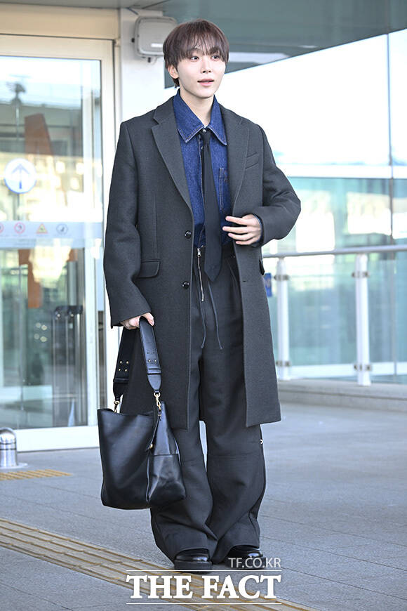 팬들에게 하트를 보내는 승관.