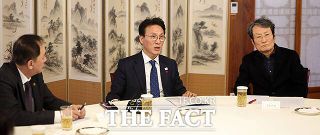 김민석 국무총리(가운데)가 20일 오후 서울 종로구 삼청동 총리공관에서 열린 연극인 간담회에 참석해 손정우 한국연극협회 이사장, 배우 문성근 등 연극인들과 환담을 나누고 있다. /청사사진기자단