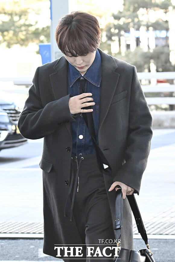 팬들에게 하트를 보내는 승관.