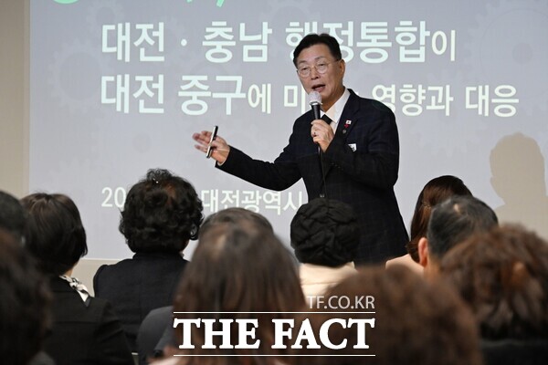 석교동에서 진행된 구민과의 대화에서 김제선 중구청장이 대전·충남 행정통합에 관해 주민들에게 설명하고 있다. /대전 중구