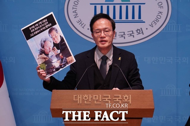 서울시장 출마를 선언한 박주민 더불어민주당 의원은 20일 내란 우두머리 방조와 중요임무 종사 혐의를 받는 한덕수 전 국무총리가 최근 호텔 로비와 경양식 식당에서 잇따라 포착된 것과 관련해 민주주의 테러범이 불구속 상태로 고급 호텔을 드나들고, 여유롭게 일상을 누리는 것 자체가 정의롭지 못하다고 비판했다. /의원실 제공