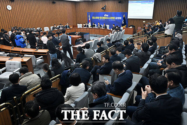 공소청법·중대범죄수사청법 공청회에서 법안관련 설명 듣는 한정애 더불어민주당 정책위의장과 정청래 대표, 한병도 원내대표(왼쪽부터).