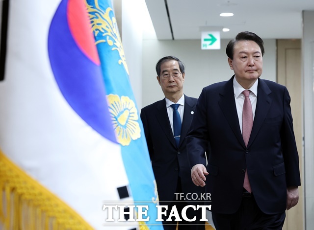 윤석열 대통령에 대한 탄핵소추안이 14일 가결되면서 한덕수 국무총리가 대통령 권한을 대행하게 됐다. 사진은 지난 2022년 4월 윤석열 대통령 당선자가 대통령직 인수위원회 기자회견장에서 한덕수 전 국무총리를 지명하고 있는 모습. /더팩트DB