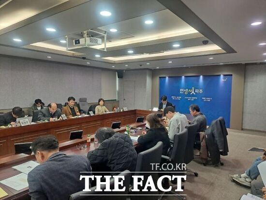 경기 파주시를 비롯해 이클레이 한국사무소, 경기연구원, 경기환경에너지진흥원, 풀씨행동연구소, 시민단체, 전문가, 파주시의회 관계자들이 시청사 영상회의실에서 제2차 파주시 재생에너지 갈등 조정 운영위원회를 진행하고 있다. /파주시