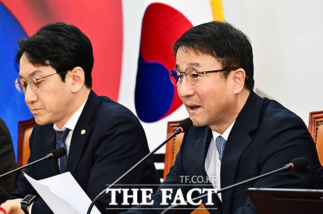 한병도 더불어민주당 원내대표(가운데)가 20일 오전 서울 여의도 국회에서 열린 원내대책회의에 참석해 모두발언을 하고 있다. /국회=배정한 기자
