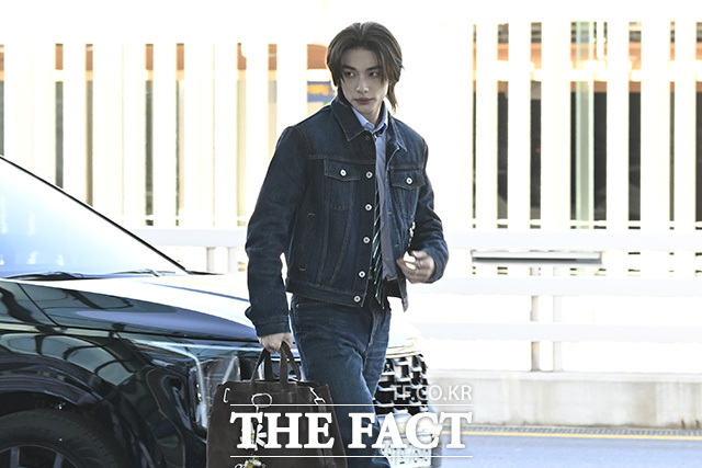 팬들에게 인사하는 현진