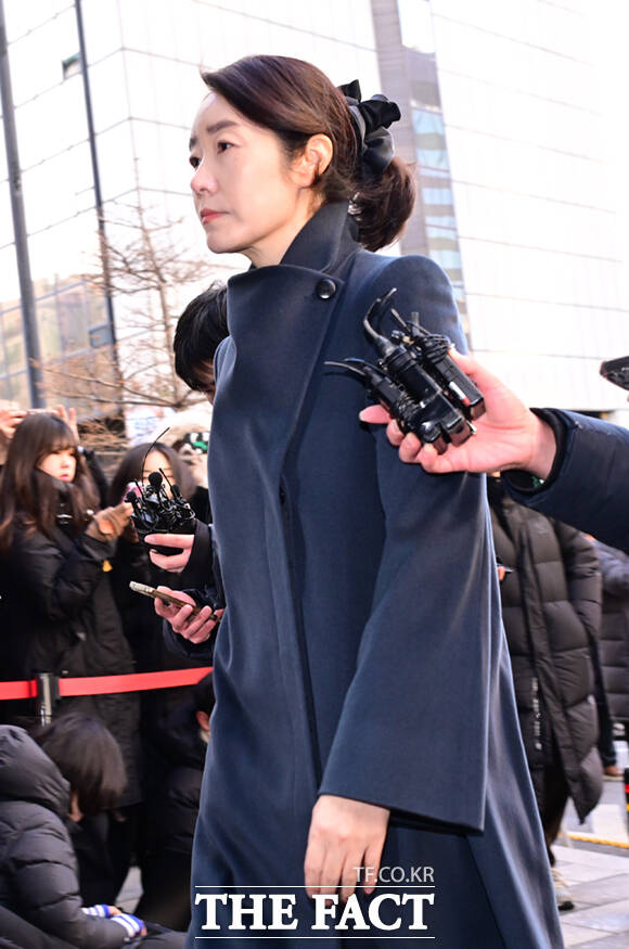 '공천헌금' 1억 원을 수수한 혐의를 받는 강선우 무소속 의원이 20일 서울 마포구 서울경찰청 공공범죄수사대에 피의자 신분으로 출석하며 고개 숙여 사과하고 있다. /이새롬 기자