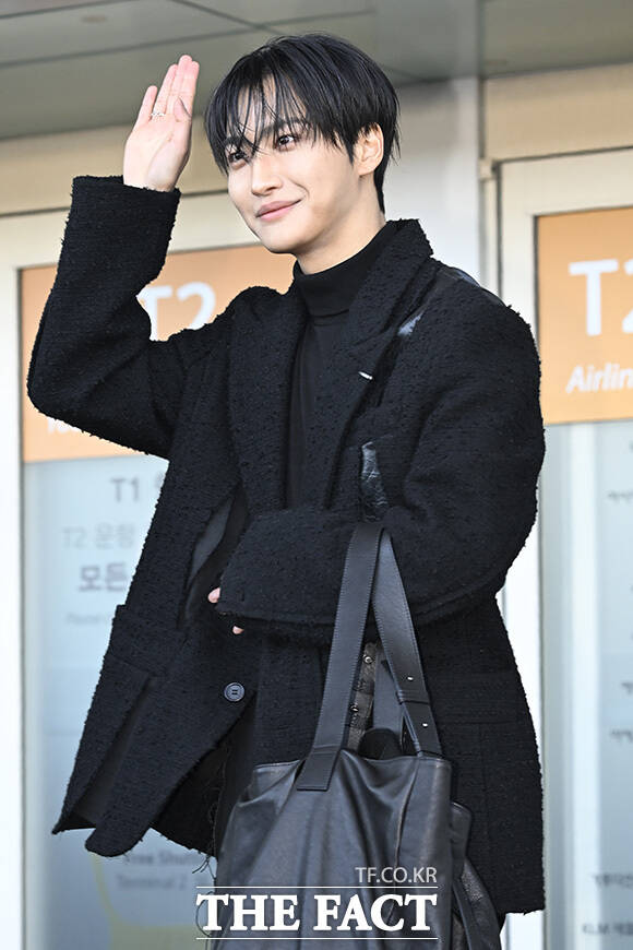 팬들에게 화답하는 성화.