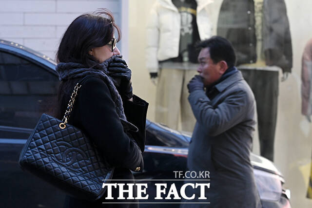 절기상 대한(大寒)인 20일 오전 서울 중구 명동 거리에서 두꺼운 옷을 입은 시민들이 추위를 막기 위해 손으로 얼굴을 가리고 있다. /서예원 기자