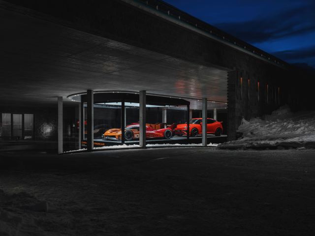 (왼쪽부터) 제네시스가 스위스 다보스에 위치한 아메론 호텔에 전시된 GMR-001 하이퍼카와 GV60 마그마. /현대자동차