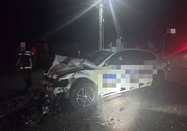 19일 오후 7시 47분쯤 울진군 평해읍 삼달리 88번 국도에서 그랜저 택시가 트랙터 후미를 추돌하는 사고가 발생했다. /경북소방본부