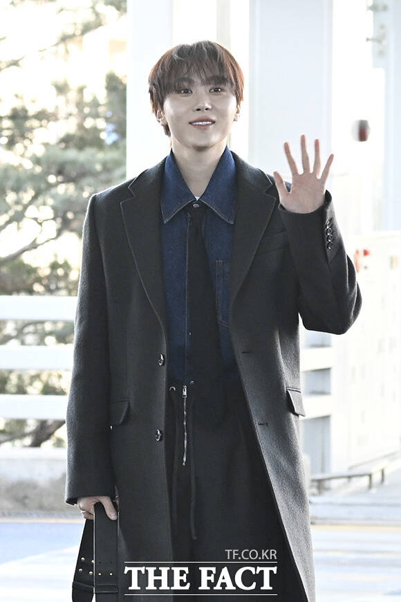 팬들에게 하트를 보내는 승관.