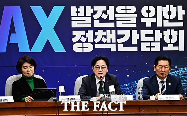 김정관 산업통상부 장관이 20일 오후 서울 여의도 국회에서 열린 AX 발전을 위한 정책간담회에 참석해 인사말을 하고 있다.