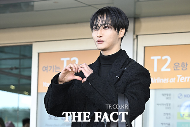 팬들에게 화답하는 성화.