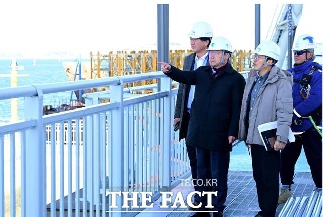 유정복 인천시장이 30일 제3연륙교 건설현장을 찾아 친수공간 시설을 점검하고 있다. /더팩트DB