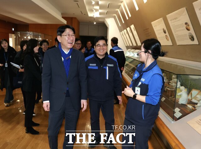 20일 전주페이퍼 전주공장에서 우범기 전주시장이 기업 현장을 둘러보고 있다. /전주시