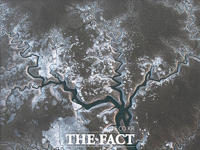 절기상 대한(大寒)인 20일 오전 인천 강화군 동막해변이 얼어 있다. /강화=박헌우 기자