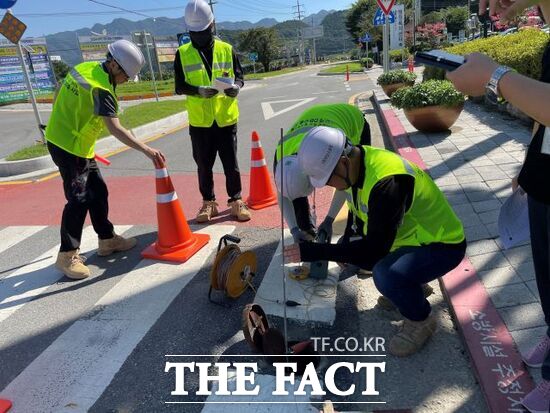 가평군 관계자들이 도로 및 지하 시설물 데이터베이스(DB) 구축 사업을 위해 시설물 확인 작업을 진행하고 있다. /가평군