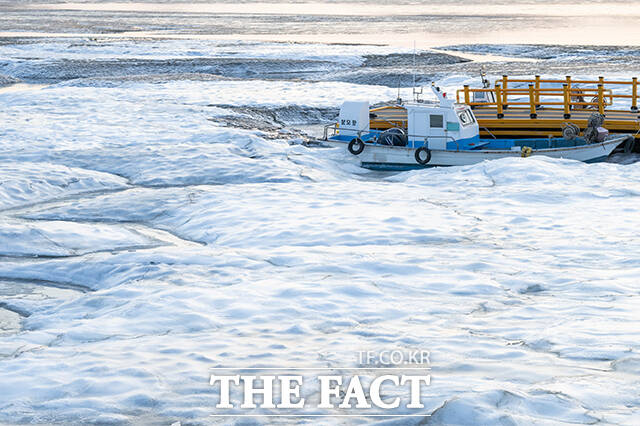 절기상 대한(大寒)인 20일 오전 인천 강화군 동막해변이 얼어 있다. /강화=박헌우 기자