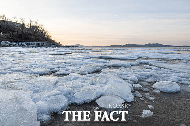 절기상 대한(大寒)인 20일 오전 인천 강화군 동막해변이 얼어 있다. /강화=박헌우 기자