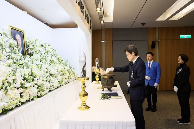 故 김상하 명예회장 5주기 추도식에서 차남 김정 부회장이 분향하고 있다. /삼양그룹