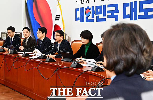 한병도 더불어민주당 원내대표(가운데)가 20일 오전 서울 여의도 국회에서 열린 원내대책회의에 참석해 모두발언을 하고 있다. /국회=배정한 기자