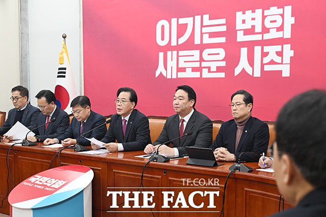 원내대책회의에서 발언하는 송 원내대표.