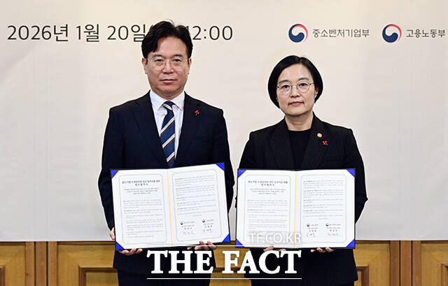 김영훈 고용노동부 장관(왼쪽)과 한성숙 중소벤처기업부 장관이 20일 오후 서울 종로구 정부서울청사에서 열린 중소기업·소상공인 지원 활성화 및 청년 일자리 확대를 위한 업무협약식에 참석해 기념촬영을 하고 있다. /임영무 기자