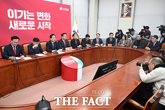 원내대책회의에서 발언하는 송 원내대표.