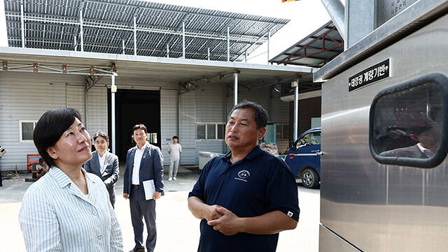 송미령 농림축산식품부 장관이 지난해 8월 24일 주민 주도형 마을태양광사업의 모범사례가 된 경기도 여주시 구양리 ‘마을태양광 발전소를 찾아 태양광 발전 현장을 살펴보고 있다./농식품부