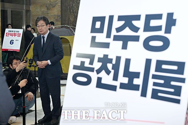 장동혁 대표 만난 뒤 취재진 질문에 답하는 유 전 의원.