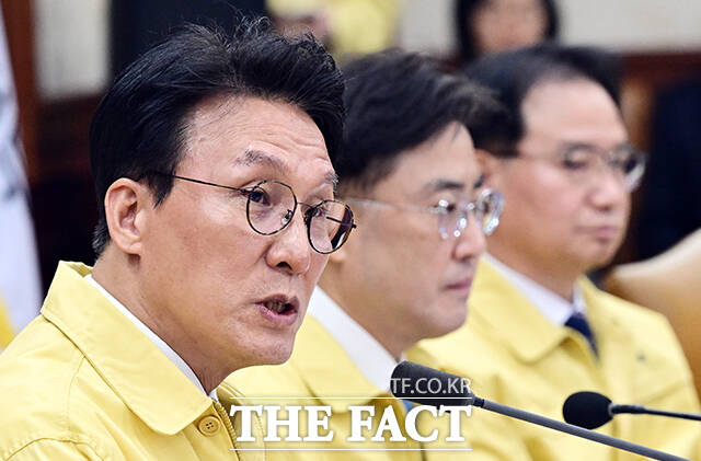 김민석 국무총리(왼쪽)가 20일 오후 서울 종로구 정부서울청사에서 열린 국가테러대책위원회 회의에 참석해 모두발언을 하고 있다. /임영무 기자