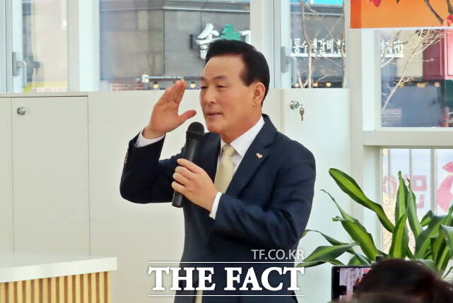 신년 언론인 간담회에서 육군병장 인사를 하고 있는 백성현 논산시장. /김형중 기자