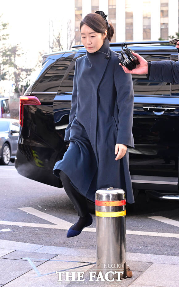 '공천헌금' 1억 원을 수수한 혐의를 받는 강선우 무소속 의원이 20일 서울 마포구 서울경찰청 공공범죄수사대에 피의자 신분으로 출석하며 고개 숙여 사과하고 있다. /이새롬 기자