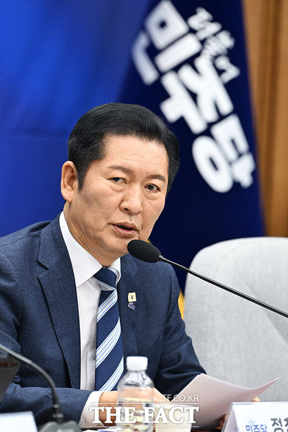 공소청법·중대범죄수사청법 공청회에서 법안관련 설명 듣는 한정애 더불어민주당 정책위의장과 정청래 대표, 한병도 원내대표(왼쪽부터).
